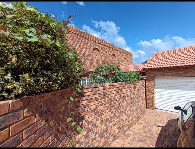 3 BEDROOM APARTMENT FOR SALE IN BRACKENDOWNS